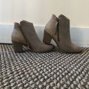 JUST FAB TAN BOOTIES | 7.5 |